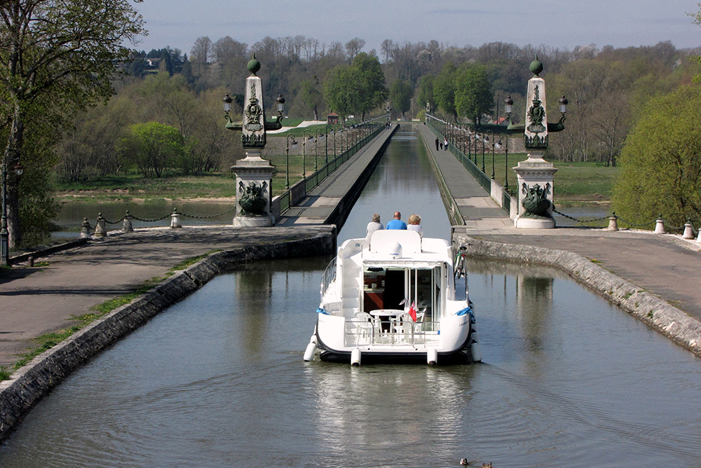 The Briare canal bridge – with a Parisian Boulevard feel