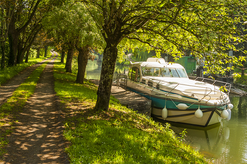 Canal boot moored on the Charente