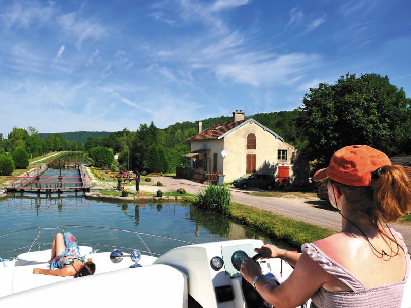 One week : A self-drive boating holiday on the Canal de Bourgogne - à partir de  euros