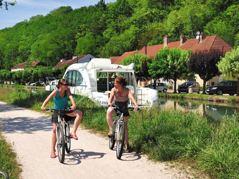 Two weeks : A boating holiday on the Canal de Bourgogne - from 1996 euros
