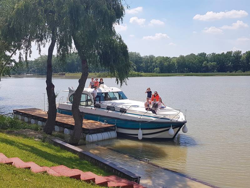 Weekend 2 days : Rent a stylish canal barge on Lake Tisza - from 933 euros