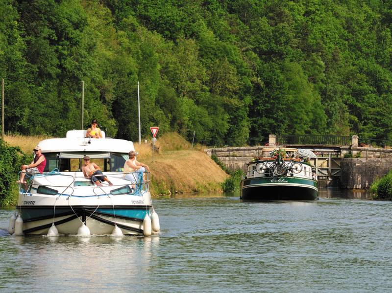10 days : A 10-day cruise itinerary exploring the river Canal de Bourgogne - from 1430 euros