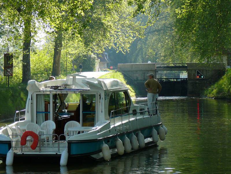 One week : Cruise on the Rhône-Rhine canal Discover the historic Doubs valley - from 998 euros