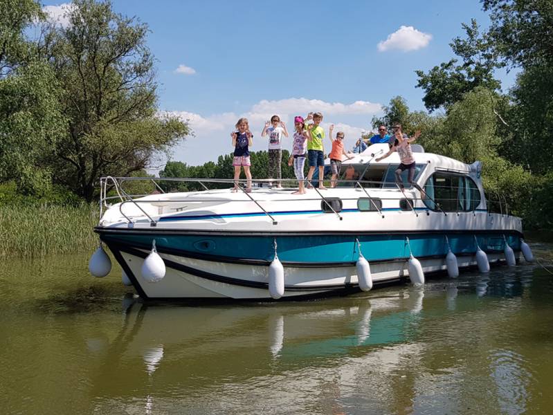 One week : A boating holiday in the heart of the Hungarian - from 1866 euros
